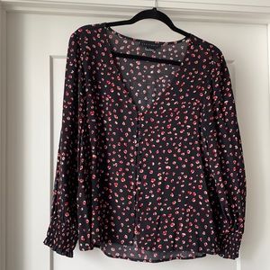 Long sleeve patterned blouse. Perfect condition!